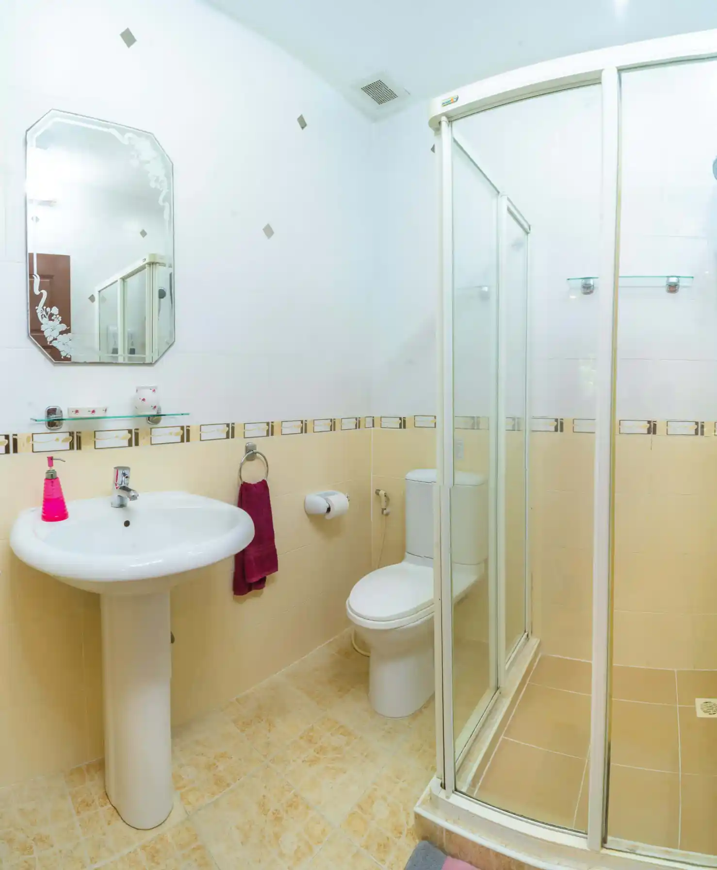 Bon Island Villa en-suite master bathroom with walk-in shower, basin and WC
